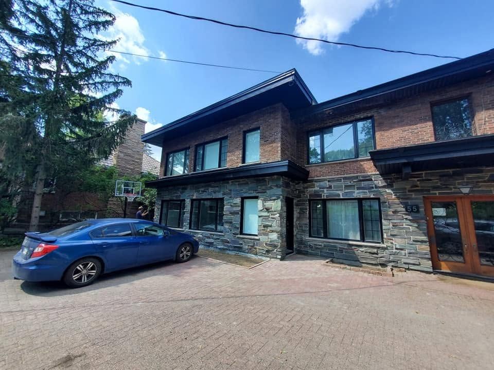 Maison terminée avec revêtement de brique et de pierre