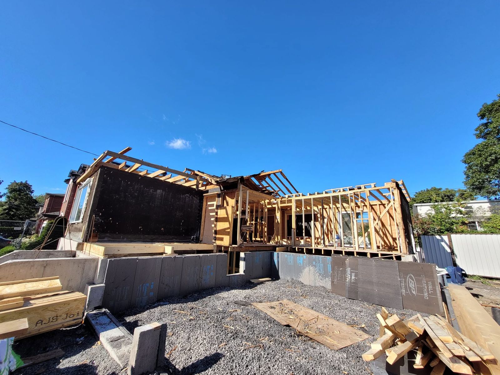 Agrandissement en cours, nouvelle charpente sur fondation