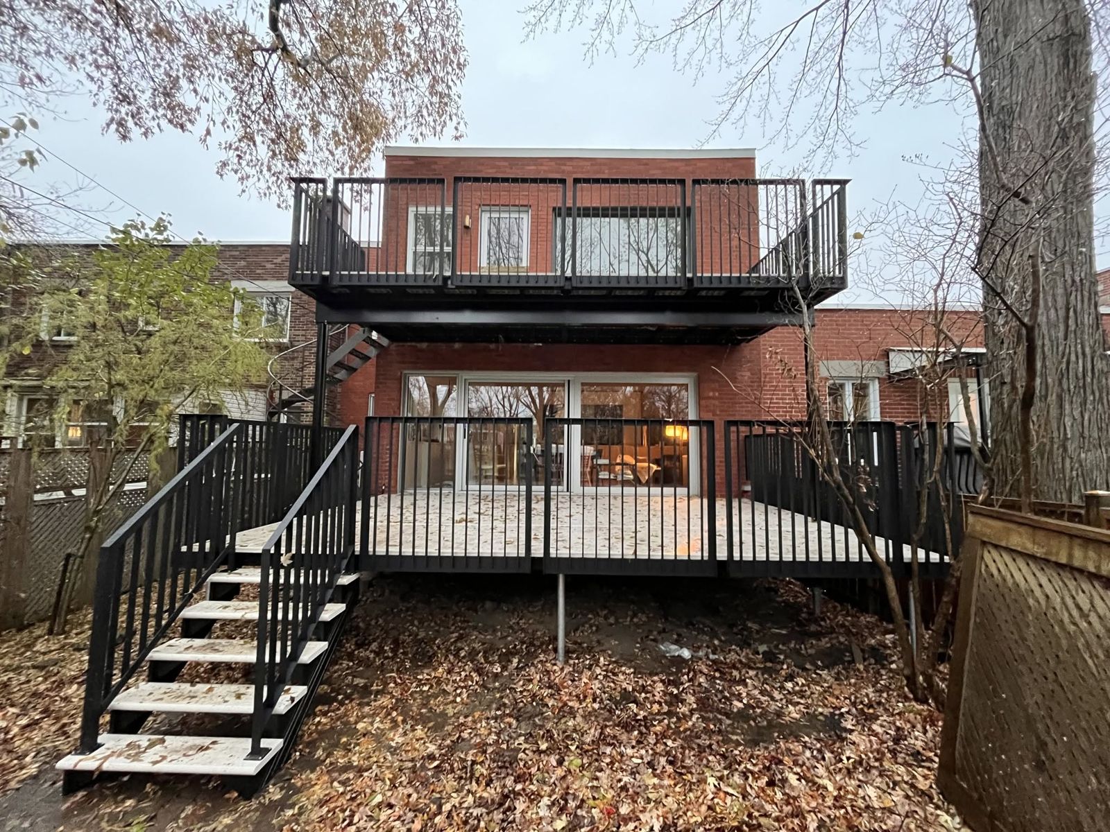 Nouveaux balcons et terrasse avec garde-corps noirs
