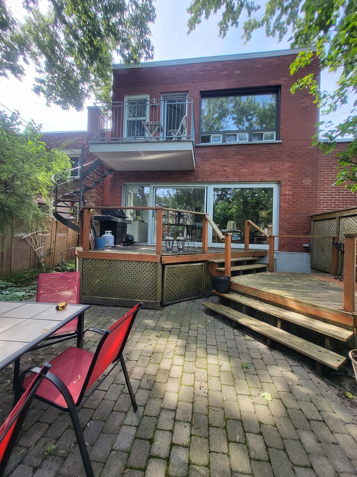 Arrière de la maison avant les travaux, terrasse en bois usée