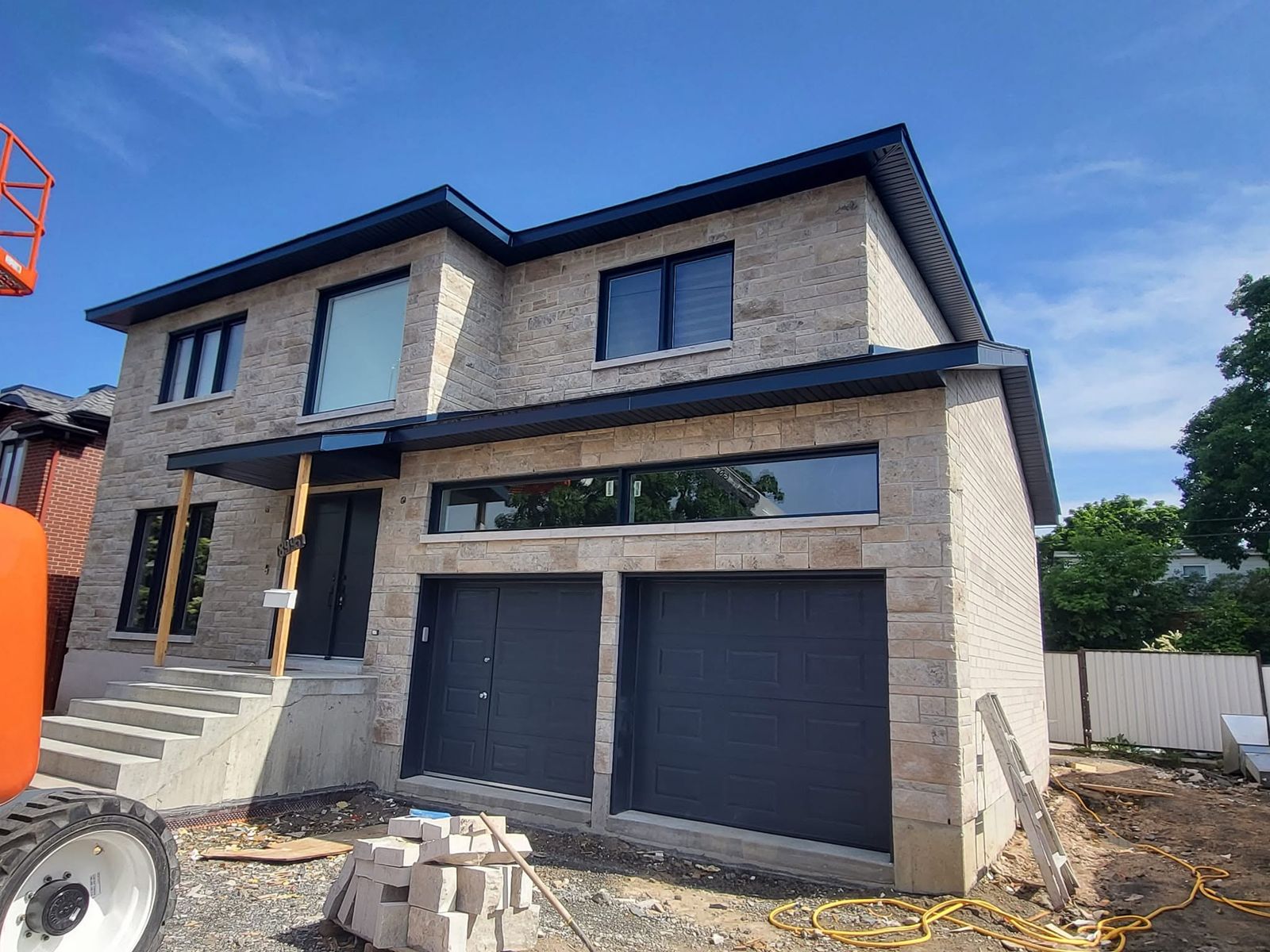 Maison neuve en pierre avec garage double
