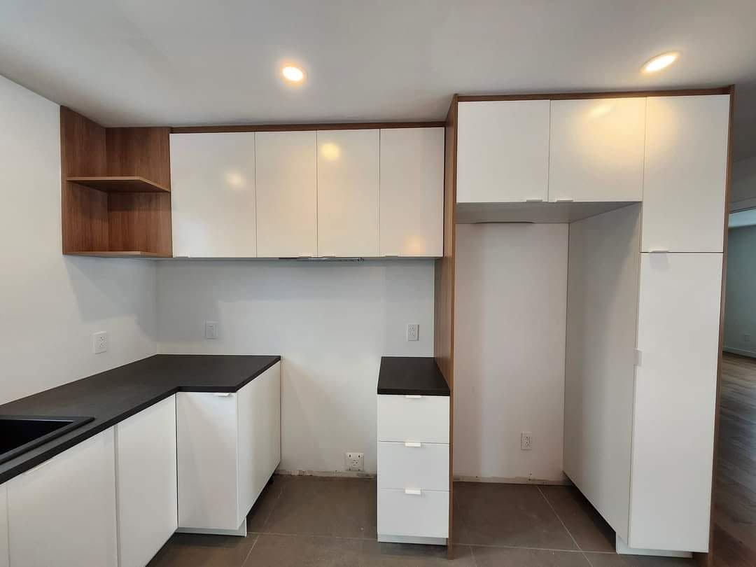 Armoires de cuisine blanches et bois