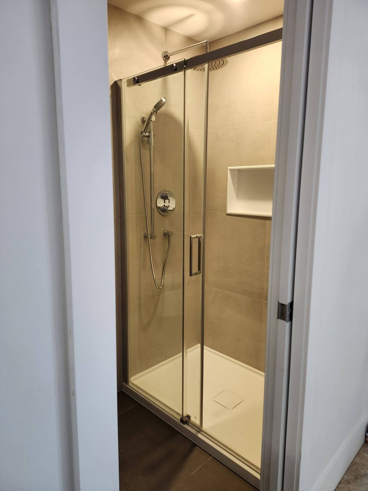 Douche vitrée avec niche et céramique beige