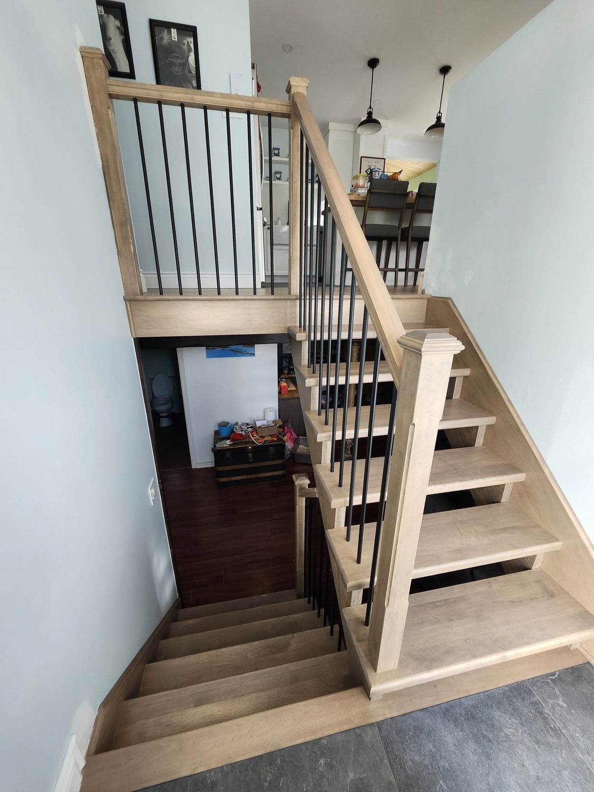 Escalier en érable avec barreaux noirs