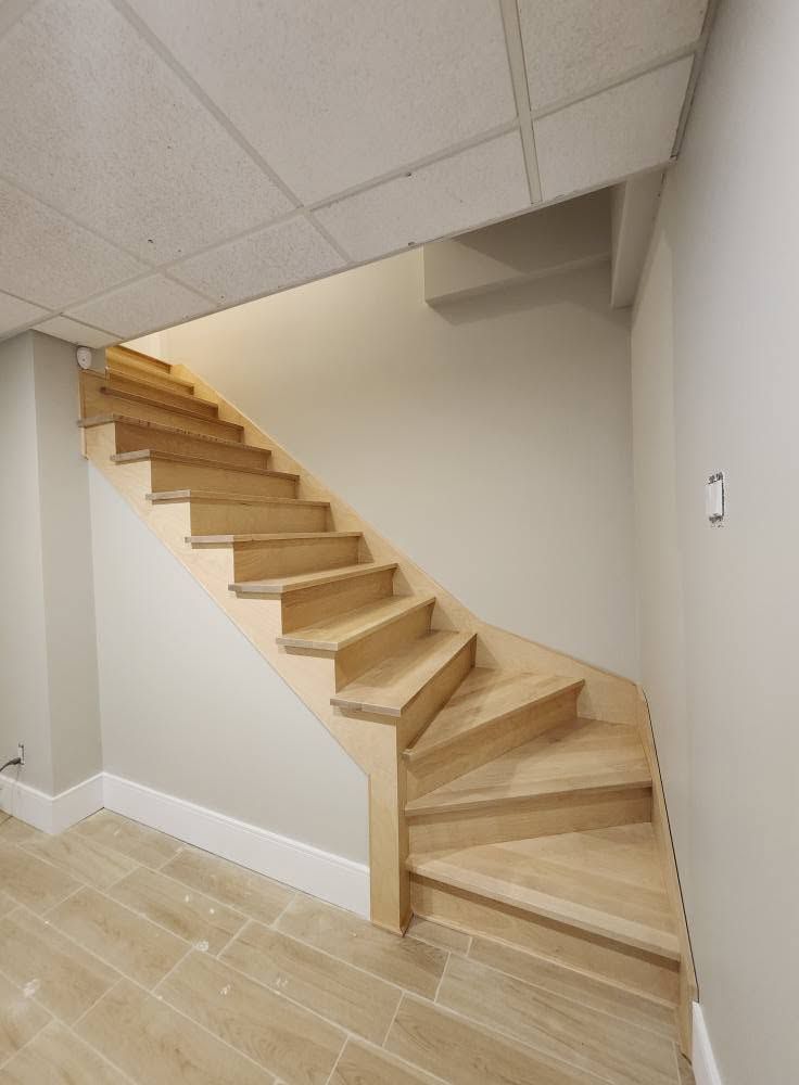 Escalier de sous-sol en bois clair