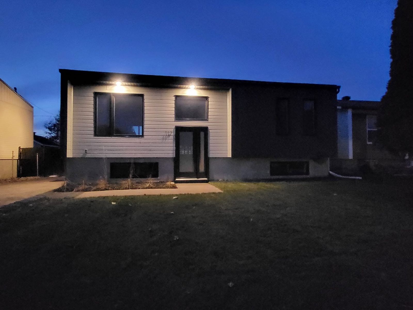 Façade terminée avec nouveau revêtement et fenêtres noires