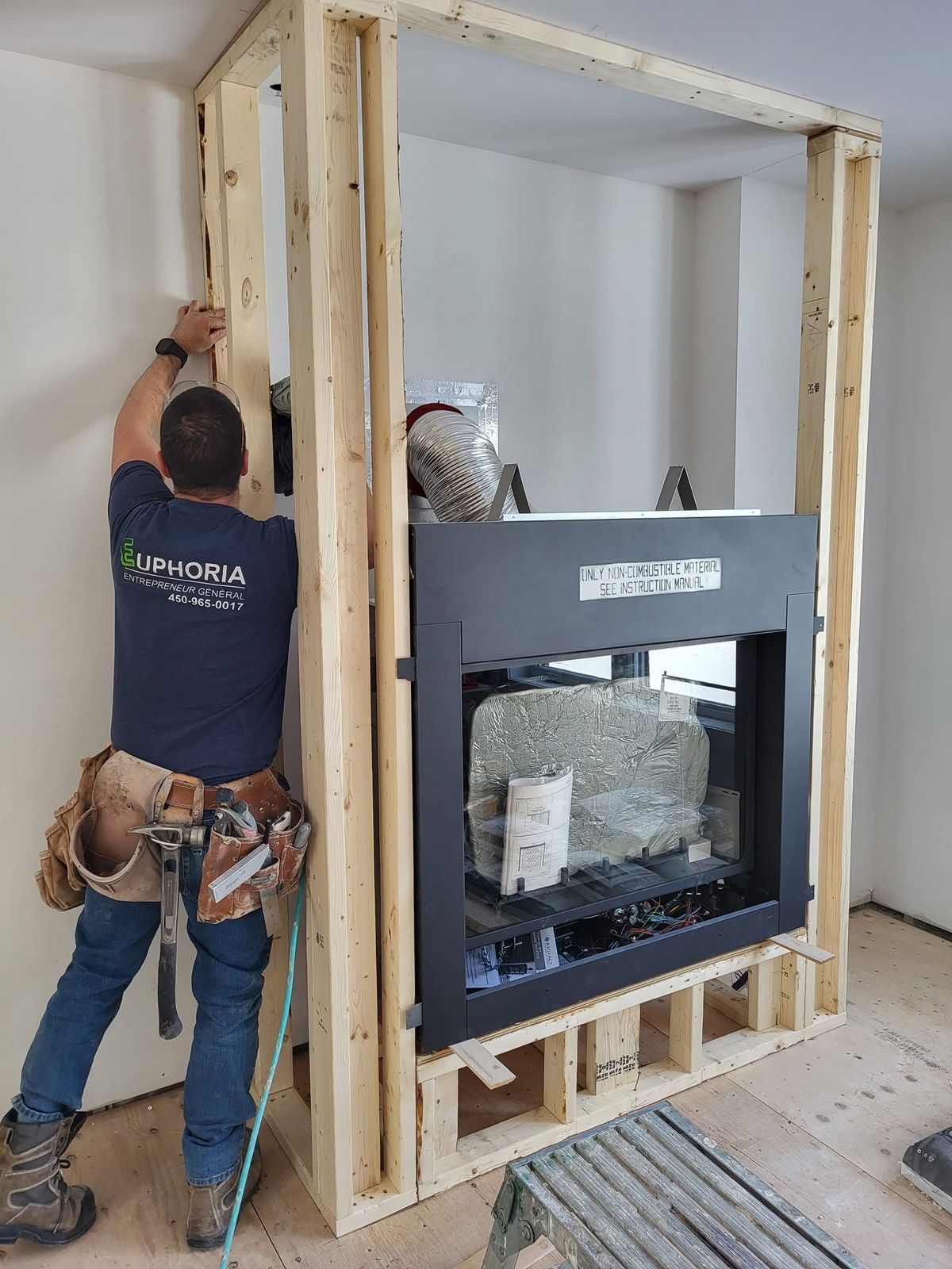 Charpentier d'Euphoria construisant la structure d'un foyer