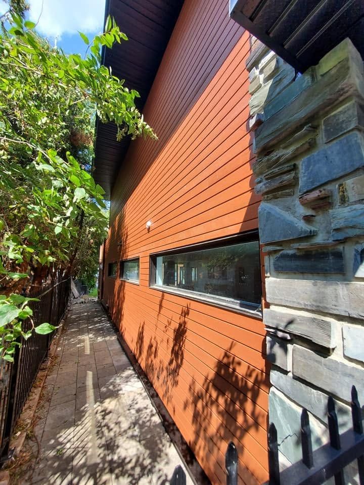 Revêtement extérieur couleur bois avec fenêtres en bandeau