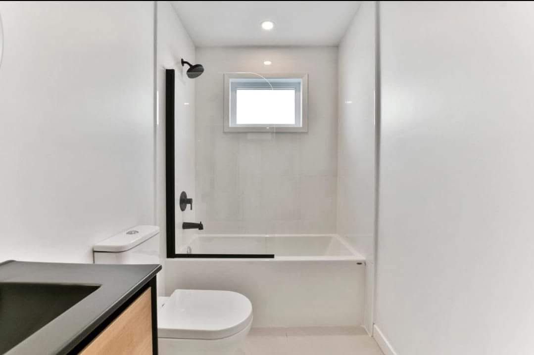 Salle de bain blanche avec robinetterie noire