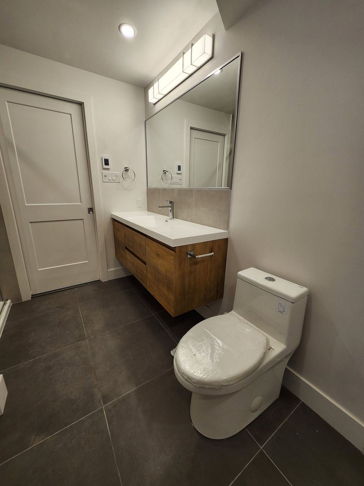 Vanité flottante en bois avec grand miroir